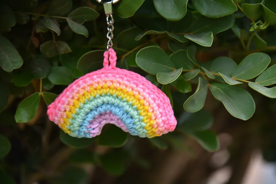 Small colourful charms by Kiswah Crochet