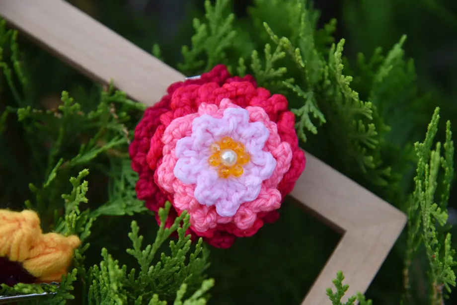 Rosy layered flower pair
